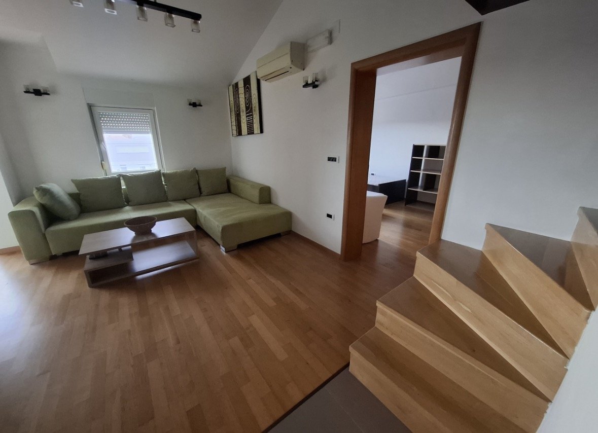 Stan na Boriku četverosobni - 130m2- dugoročni najam - Image 1