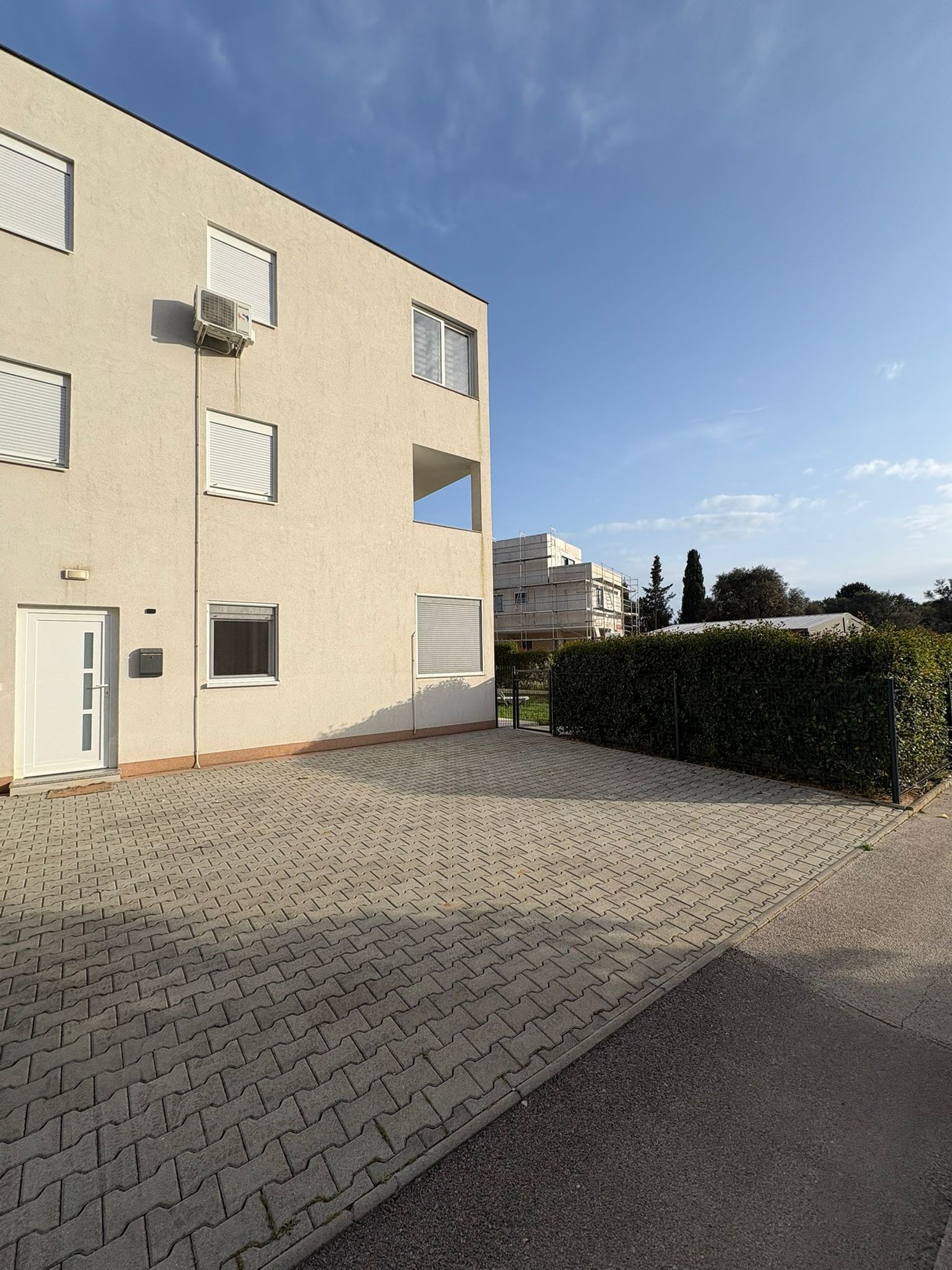 PETRČANE stan 75 m2 i dvorište 224 m2 - PRILIKA - Image 1