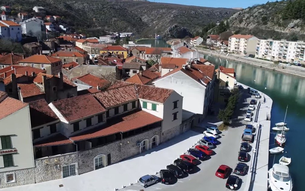 Poslovni prostor u glavnoj ulici u Obrovcu, 25 m2 - Image 1