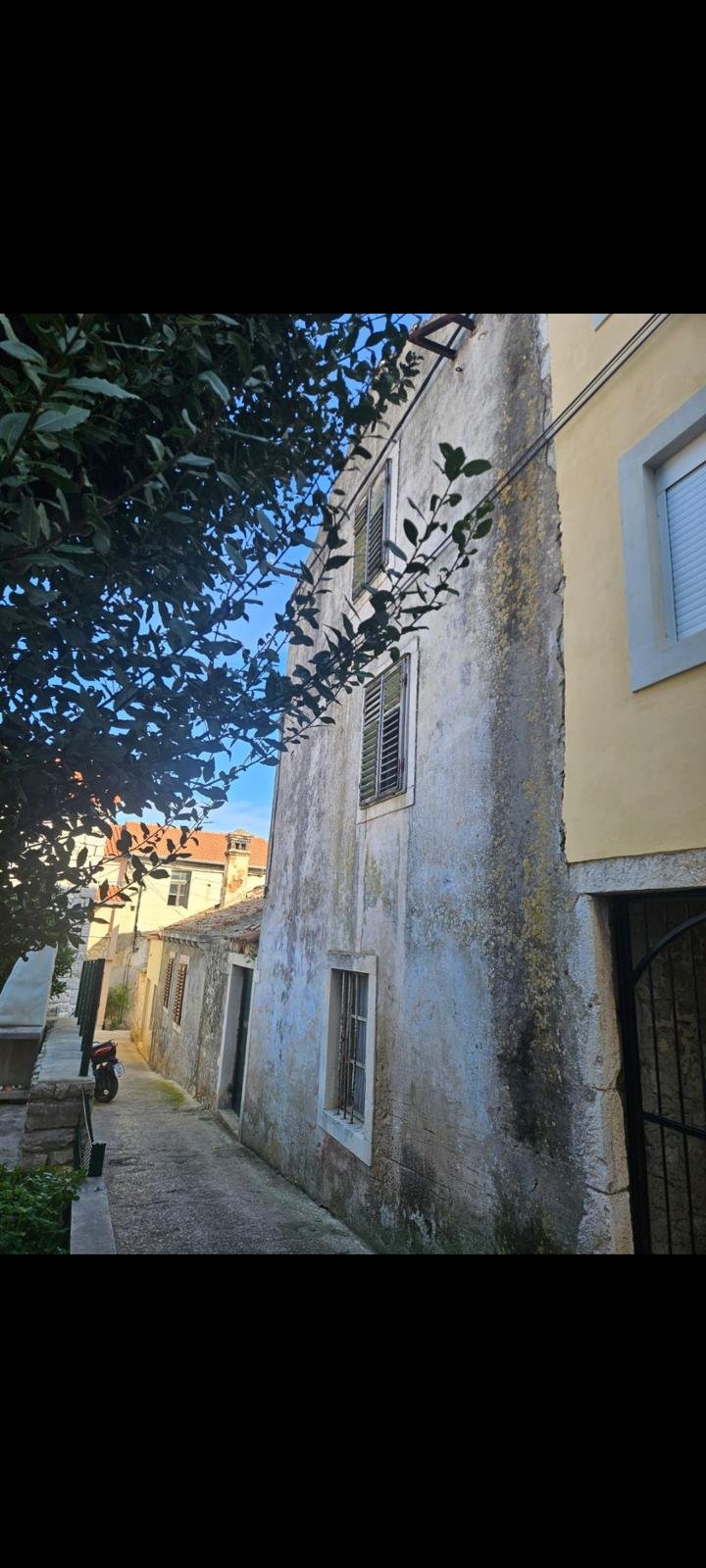 Autentična kamen kuća u staroj jezgri Velog Iža - Image 1