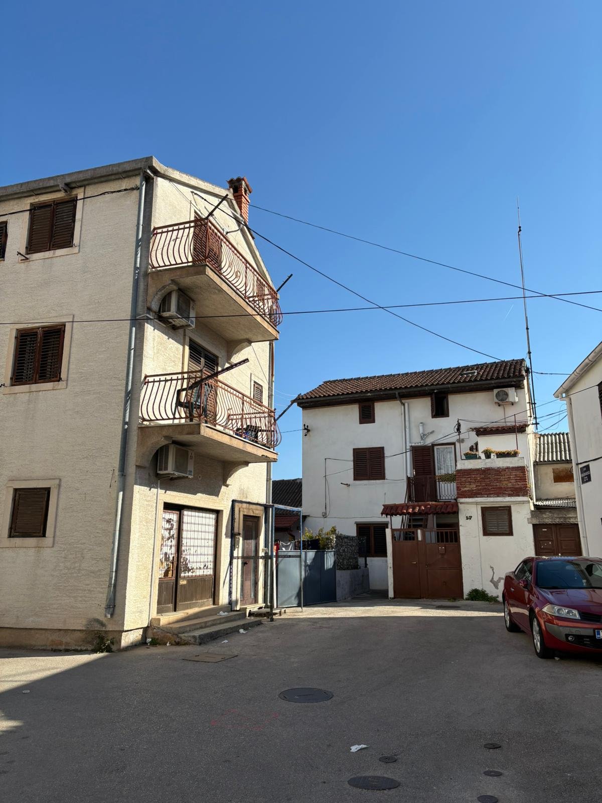 VOŠTARNICA- dvoetazni stan 2 minute od mosta - Image 1