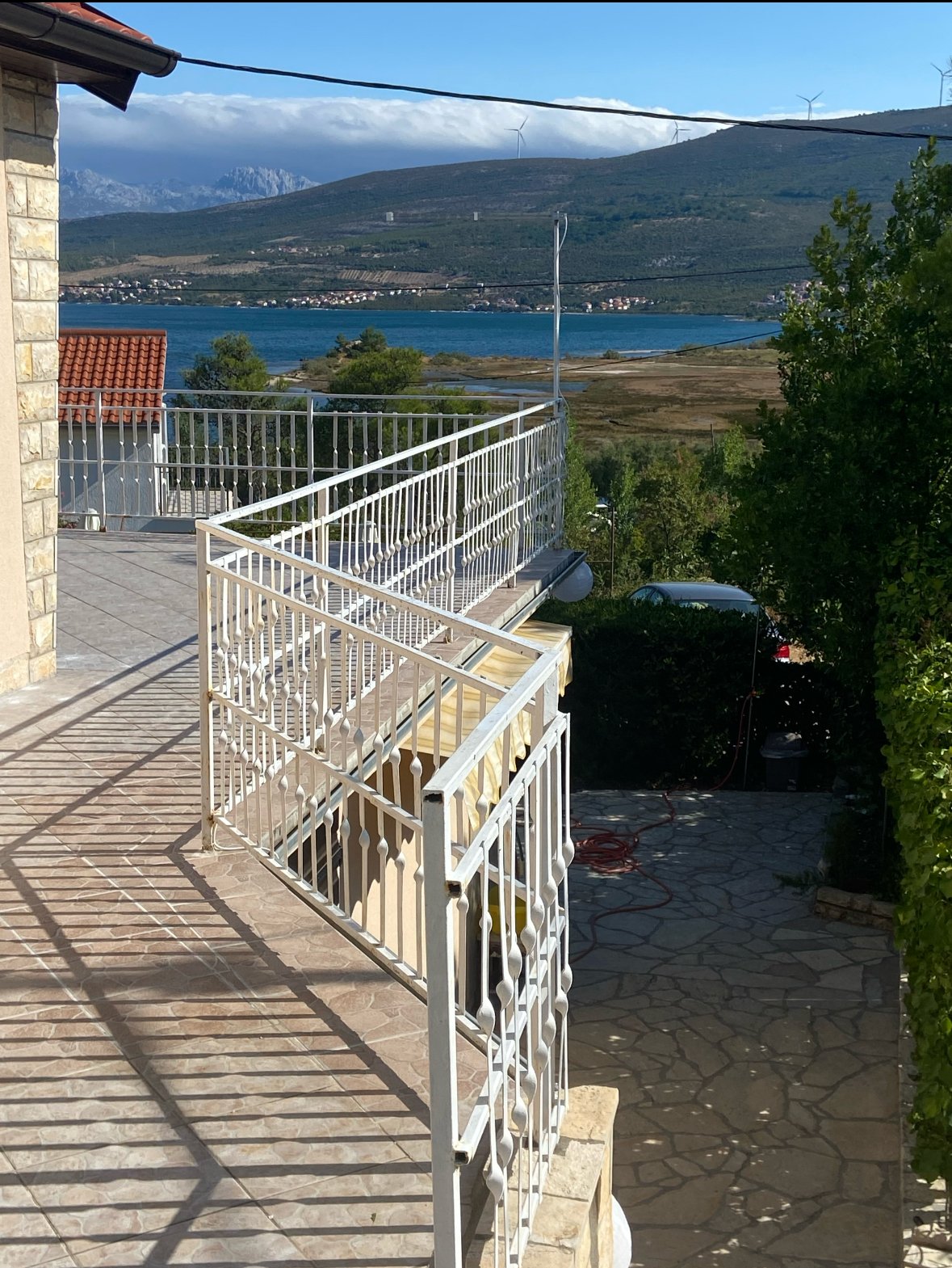 Karin - kuća sa apartmanima 50 m od mora PRILIKA - Image 1